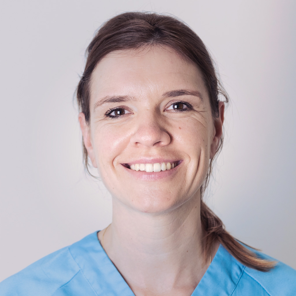 Ein Portraitfoto von der Zahnärztin Dr. Nadine Rettig-Guenther